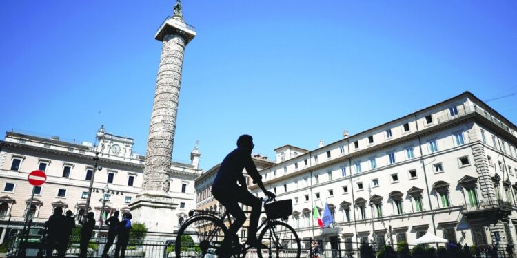 قبل التصويت على الثقة في البرلمان
رئيس الوزراء الإيطالي يحتسب عدد الأصوات المؤيدة لحكومته