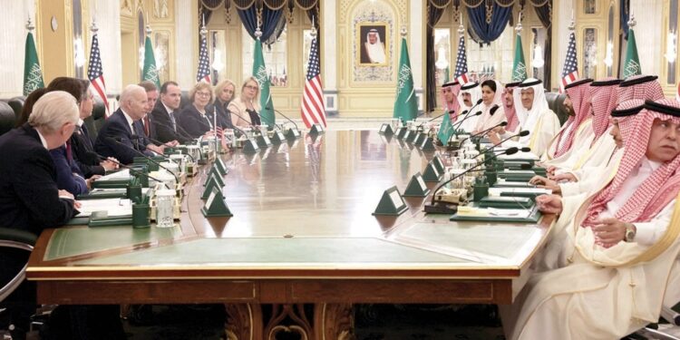 الرئيس الأمريكي يبحث في السعودية قضايا المنطقة والطاقة العالمية