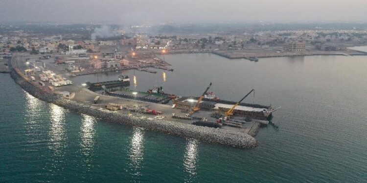 ميناء السويق ممرٌّ حيويٌّ لوصول البضائع والمنتجات الغذائية للأسواق الاقليمية