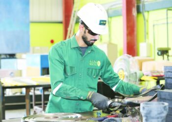 حظر ممارسة 207 مهن على القوى العاملة غير العمانية