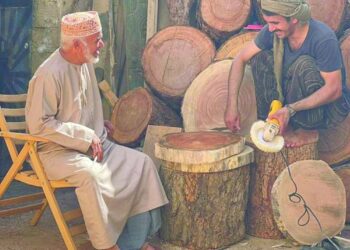 أسرة العم مرهون نموذج لليد العمانية الكادحة والمبدعة