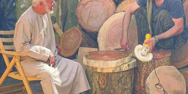 أسرة العم مرهون نموذج لليد العمانية الكادحة والمبدعة