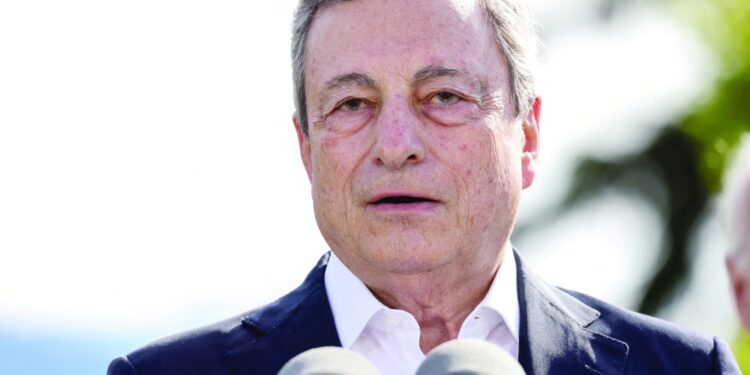 إيطاليون يطلبون من" دراجي" التغلب على الأزمة السياسية والبقاء في منصبه 1 إيطاليون يطلبون من” دراجي” التغلب على الأزمة السياسية والبقاء في منصبه