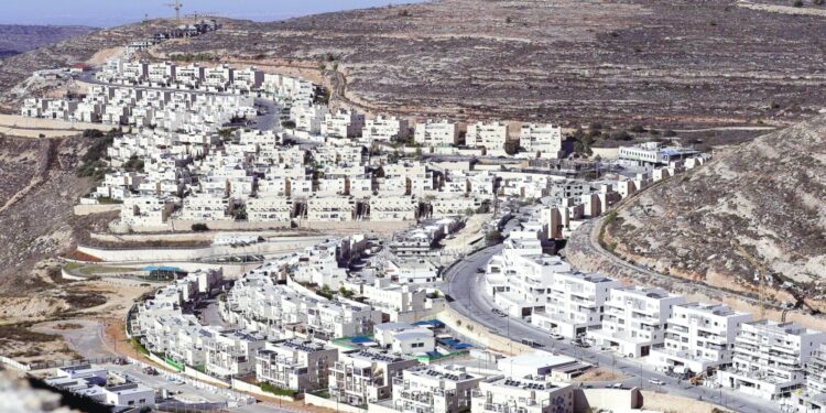 إصابة 3 فلسطينيين برصاص قوات الإحتلال في مواجهات بالضفة الغربية 1 إصابة 3 فلسطينيين برصاص قوات الإحتلال في مواجهات بالضفة الغربية