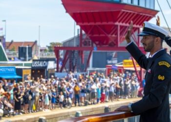 سفينة (شباب عُمان الثانية) تغادر ميناء هارلينجن متوجهة إلى العاصمة امستردام