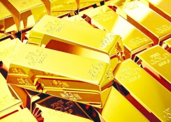 الذهب يرتفع مع تراجع الدولار والمتعاملون يركزون على رفع الفائدة