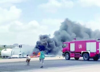 نجاة ركاب طائرة انقلبت بعد هبوطها بمطار مقديشو