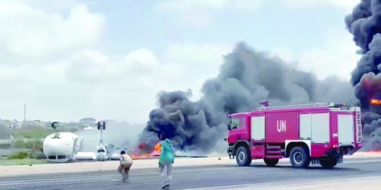 نجاة ركاب طائرة انقلبت بعد هبوطها بمطار مقديشو 1 نجاة ركاب طائرة انقلبت بعد هبوطها بمطار مقديشو