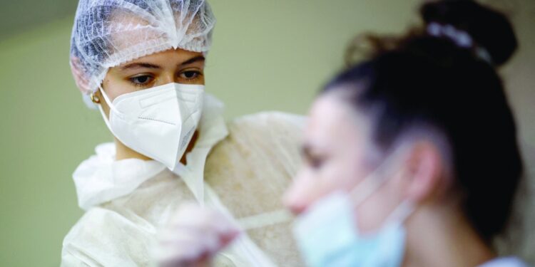 الصحة العالمية تدعو أوروبا إلى "التحرك الآن" وسط تضاعف إصابات كورونا 3 مرات في 6 أسابيع 1 الصحة العالمية تدعو أوروبا إلى “التحرك الآن” وسط تضاعف إصابات كورونا 3 مرات في 6 أسابيع