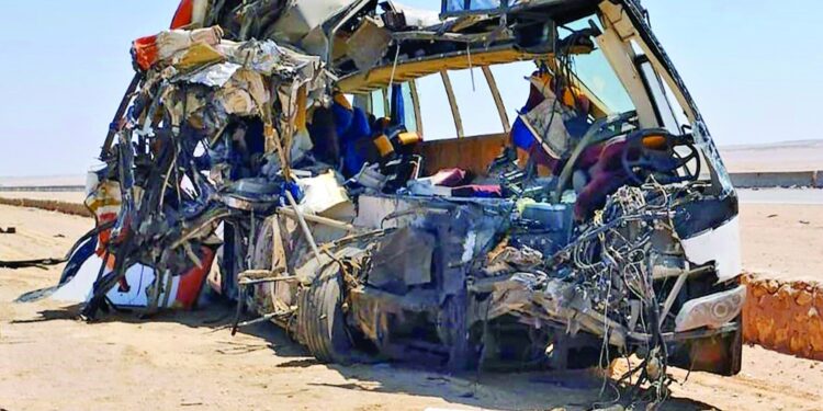 25 قتيلًا و35 جريحًا إثر اصطدام حافلة ركاب بشاحنة جنوب مصر