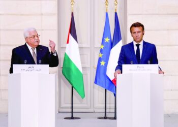 ماكرون يدعو خلال لقائه عباس لاستئناف الحوار “الإسرائيلي – الفلسطيني”