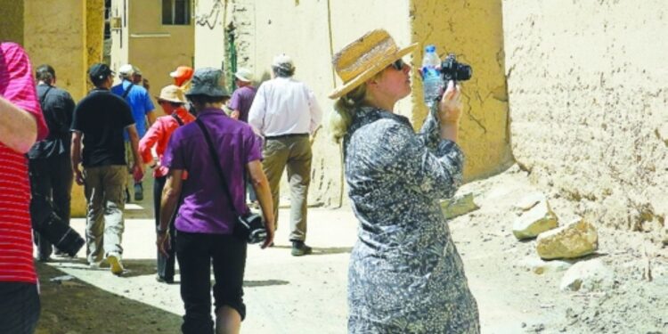 الحمراء.. تستقطب السياح بجمال الطبيعة والأجواء الاستثنائية 1 الحمراء.. تستقطب السياح بجمال الطبيعة والأجواء الاستثنائية