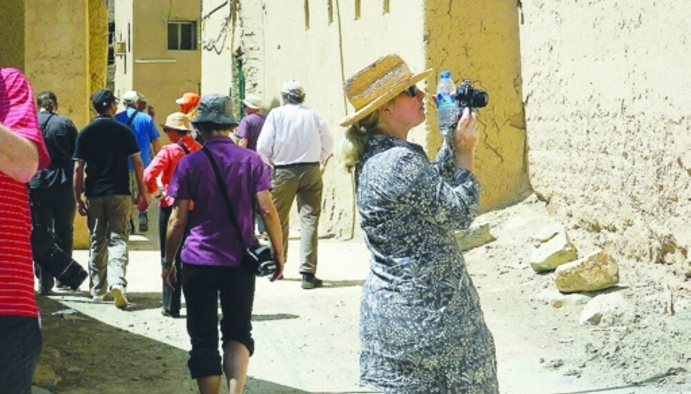الحمراء.. تستقطب السياح بجمال الطبيعة والأجواء الاستثنائية