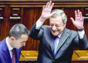 بعد انهيار ائتلافه الحكومي رئيس وزراء إيطاليا يستقيل من منصبه