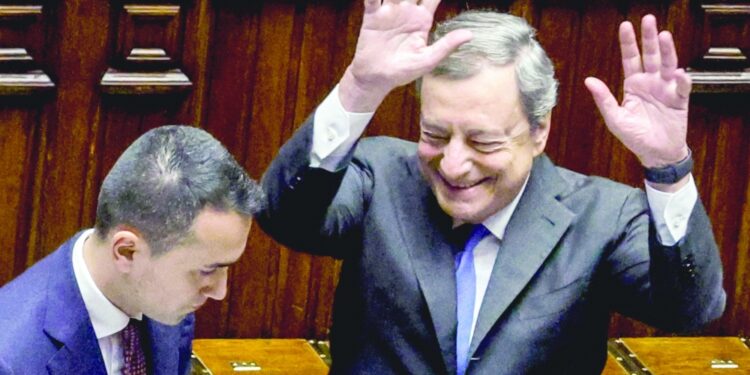 بعد انهيار ائتلافه الحكومي رئيس وزراء إيطاليا يستقيل من منصبه