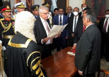 New Sri Lanka president sworn in, eyeing unity government