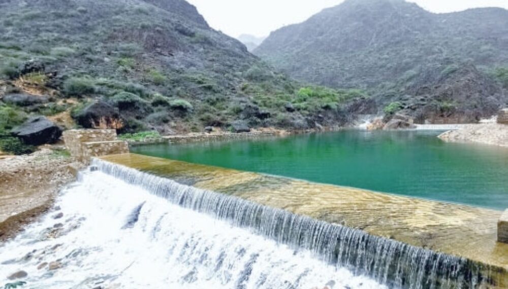 هطول أمطار متفرقة على جبال الحجر وظفار 1 هطول أمطار متفرقة على جبال الحجر وظفار