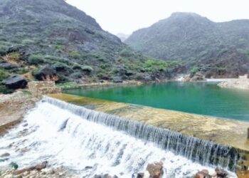 هطول أمطار متفرقة على جبال الحجر وظفار