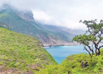 رخيوت.. تضاريس ساحرة تجمع بين الجبل والساحل والصحراء