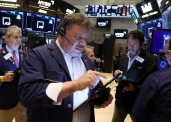 Stocks mixed as traders eye weak data, euro drops