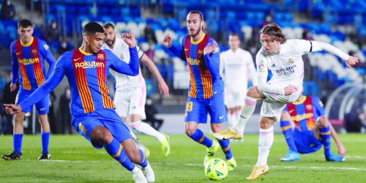 برشلونة وريال مدريد وجهاً لوجه في مباراة كلاسيكو ودية