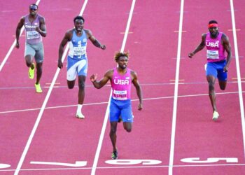 الأميركي لايلز يحتفظ باللقب العالمي لسباق 200 م