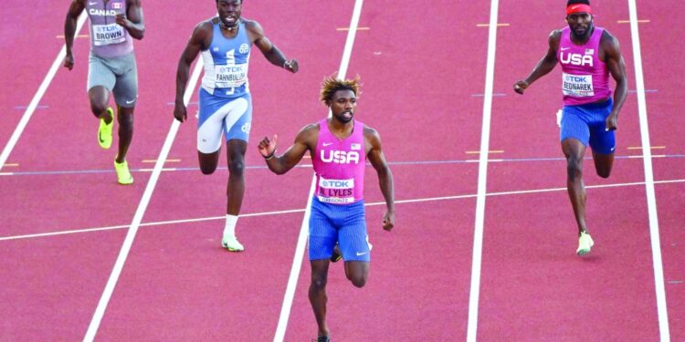 الأميركي لايلز يحتفظ باللقب العالمي لسباق 200 م