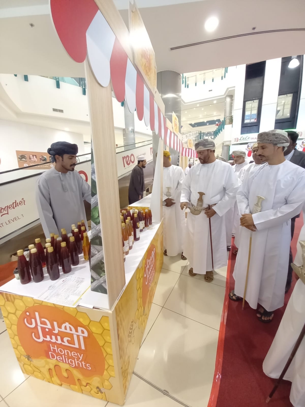 32 مشاركا بمعرض العسل والرطب العماني بظفار