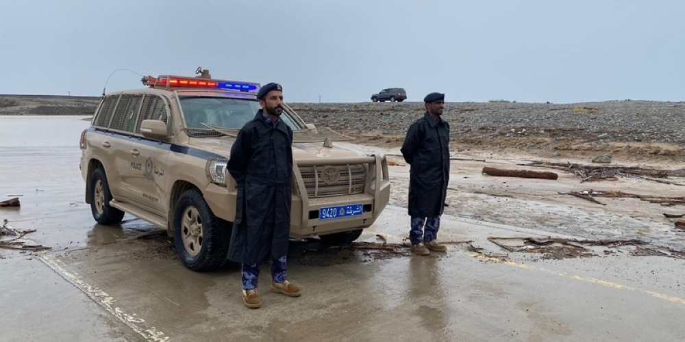 الشرطة: سنتعامل بحزمٍ مع كل من يعرّض نفسه والآخرين لخطر المجازفة بعبور الأودية