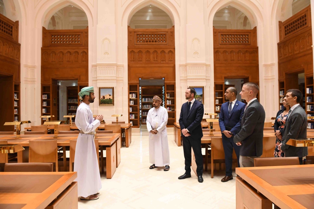 وفد دبلوماسي أمريكي وبرلماني إيراني يطلعان على تجربة الشورى