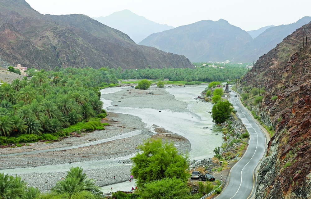 استمرار تأثير المنخفض الجوي غدا.. وسحب ممطرة على مسقط مع بدء الاستقرار التدريجي