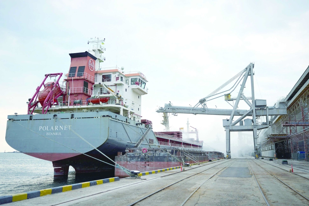 موسكو وكييف تتبادلان الاتهام في مقتل عشرات الأسرى في هجوم صاروخي