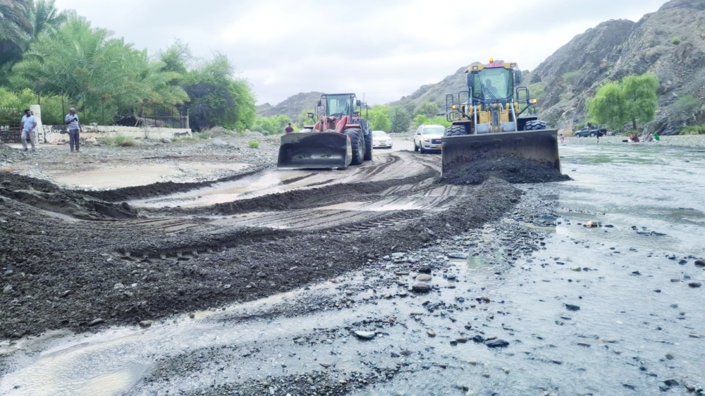 عودة معظم الخدمات الأساسية في المناطق المتأثرة بالأمطار والفرق الفنية تواصل انتشارها