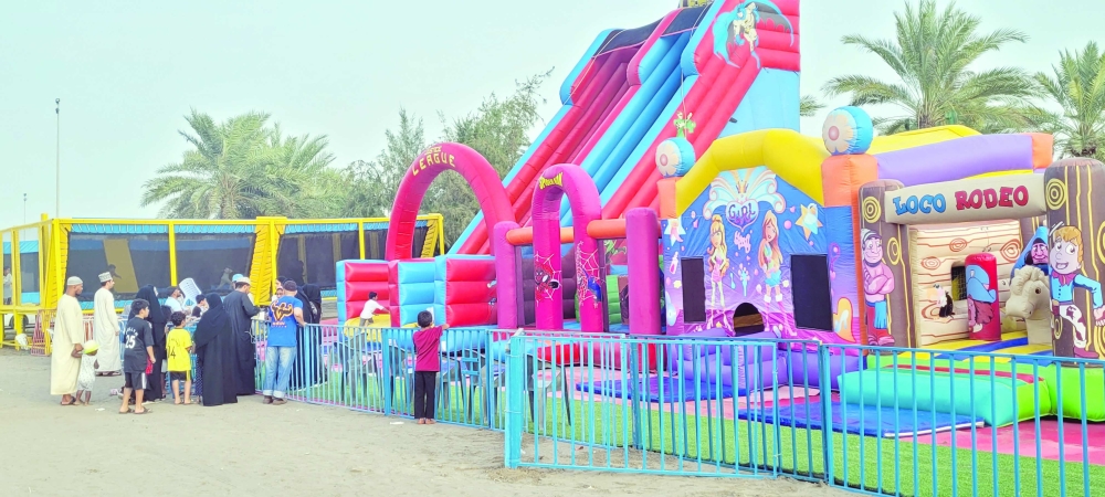 فعاليات ومناشط متنوعة في انطلاق مهرجان الشاطئ الصيفي بالسيب