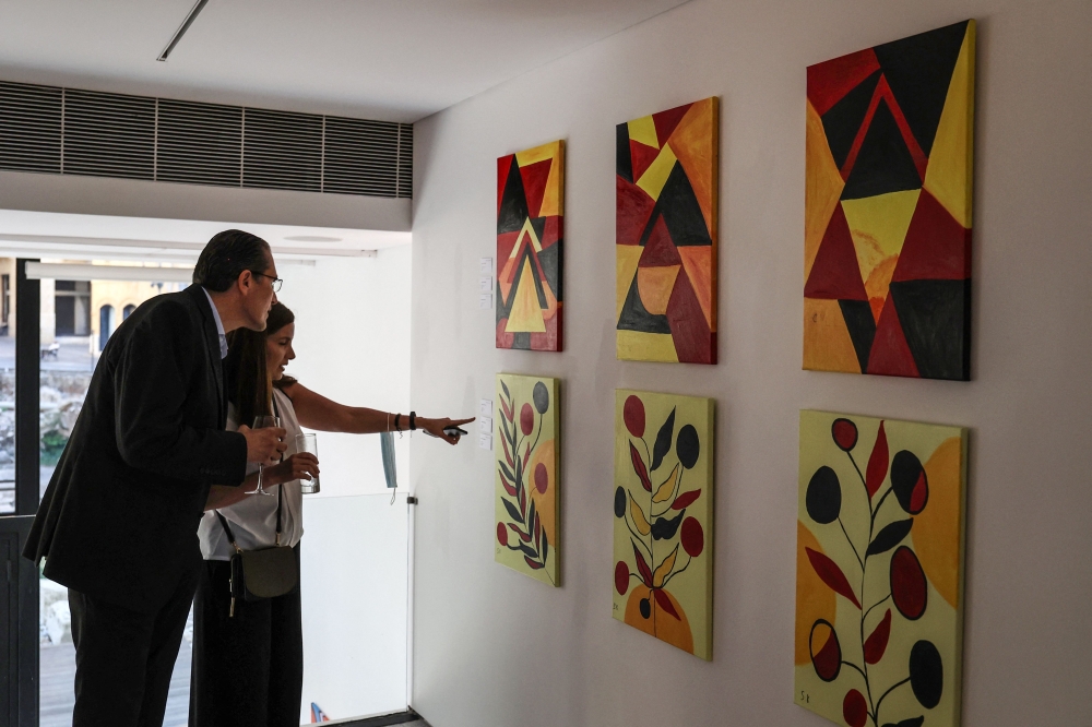 معرض تشكيلي في بيروت لفنانين ذوي الإعاقة يبعث «الأمل» بأعماله الزاهية