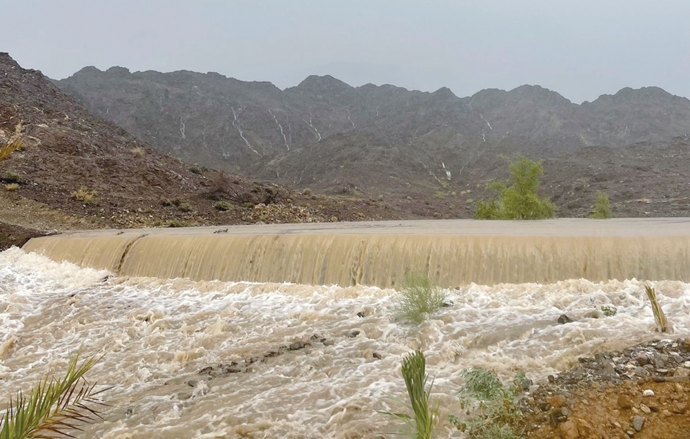 أمطار متفاوتة الغزارة على جبال الحجر.. ومعالجة الأضرار بصحم