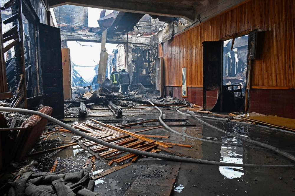 روسيا وأوكرانيا تتبادلان الاتهام بقصف سجن يحتجز فيه أسرى حرب