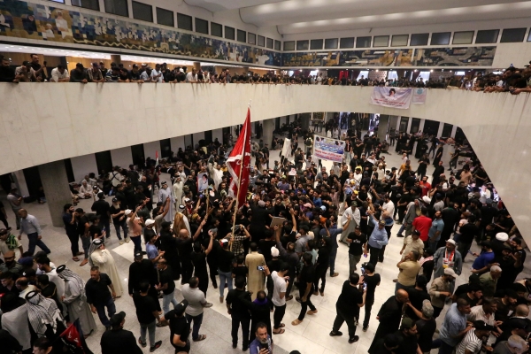 Hundreds camp at Iraqi parliament for second day