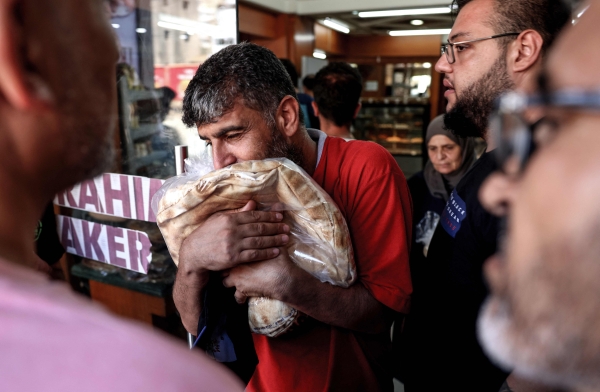 Lebanese face long queues to buy bread