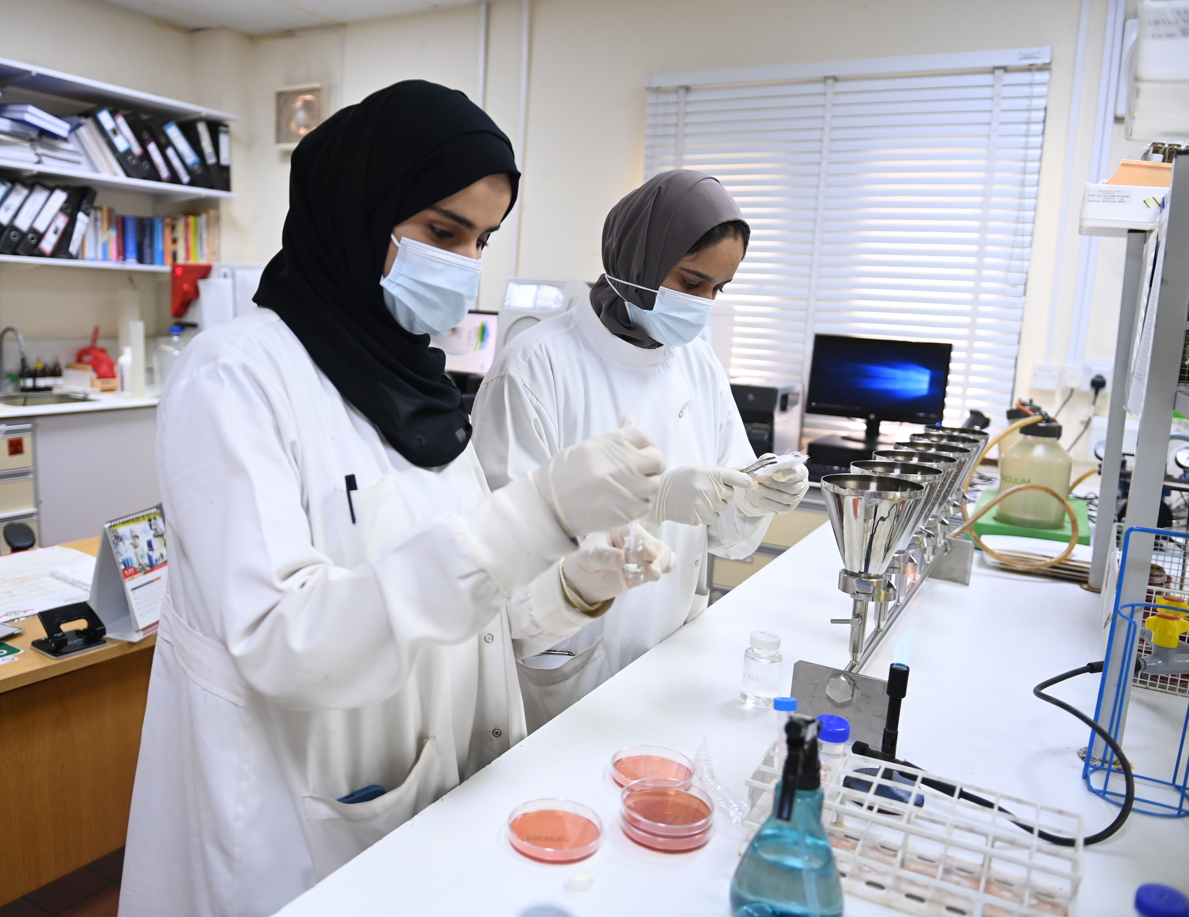 مُختبرات الصّحة العامة المركزية بسلطنة عُمان.. جهود كبيرة خلال جائحة كورونا