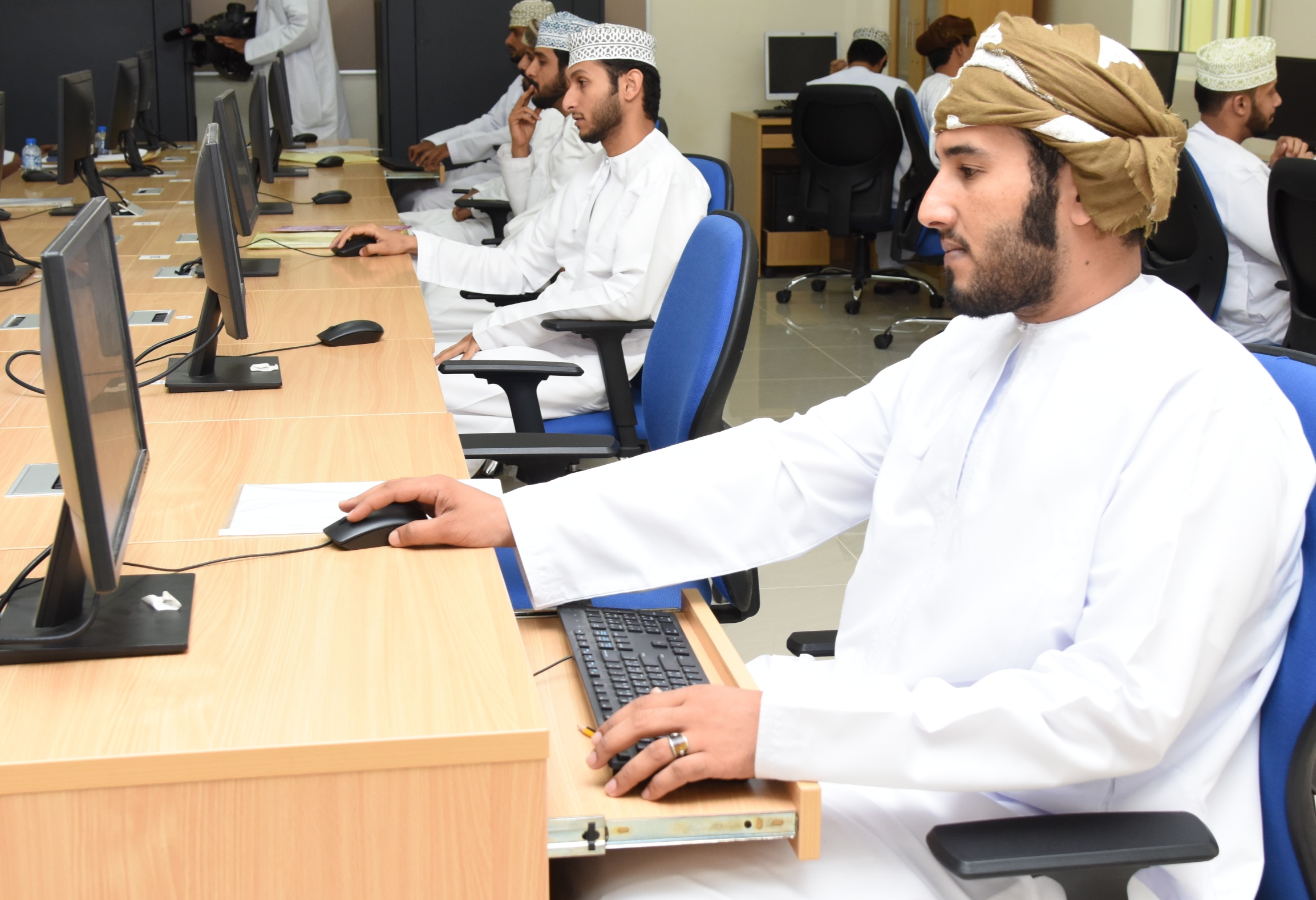 وزارة العمل تُجري اختبارات لوظائف بمحافظة ظفار