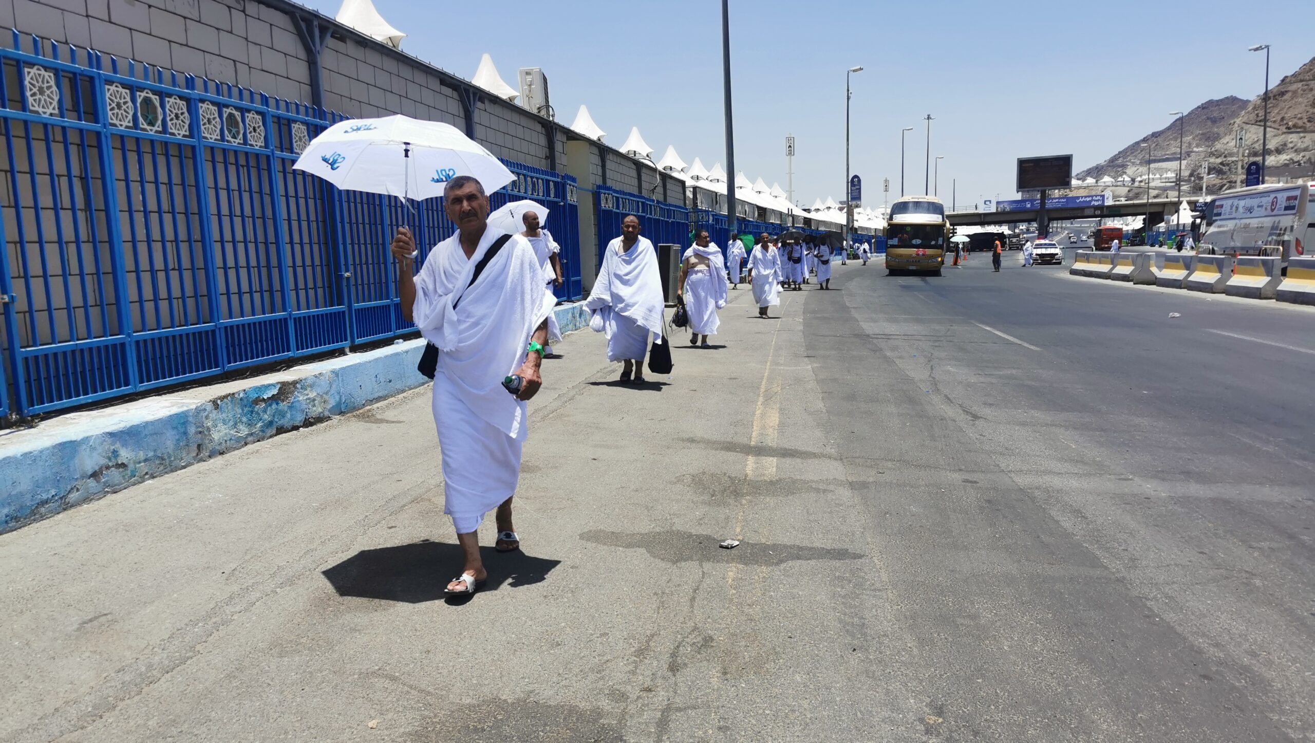 توافد الحجاج إلى مشعر منى