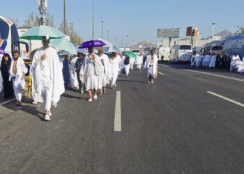 حجاج بيت الله الحرام يتوجهون للوقوف على صعيد عرفات
