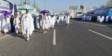 حجاج بيت الله الحرام يتوجهون للوقوف على صعيد عرفات