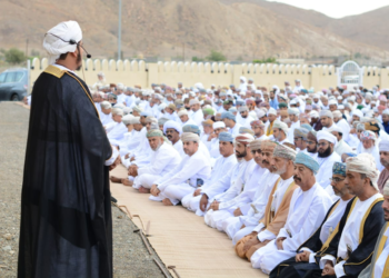 محافظ الظاهرة يؤدي صلاة العيد بولاية ينقل