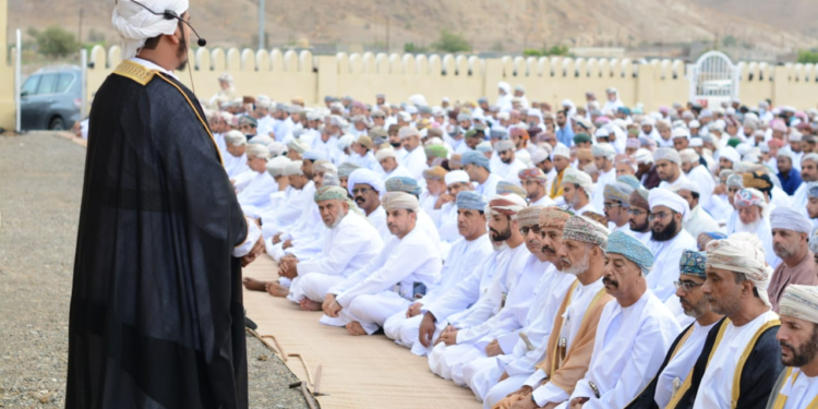 محافظ الظاهرة يؤدي صلاة العيد بولاية ينقل