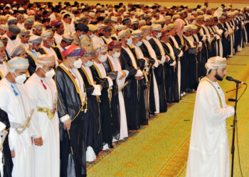 محافظ ظفار يؤدي صلاة عيد الأضحى بجامع السُّلطان قابوس بصلالة