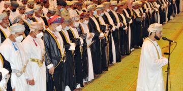 محافظ ظفار يؤدي صلاة عيد الأضحى بجامع السُّلطان قابوس بصلالة