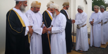 محافظ جنوب الباطنة يؤدي صلاة العيد بولاية الرستاق