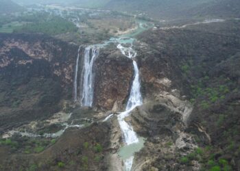 تدفق العيون والشلالات  المائية بمحافظة ظفار